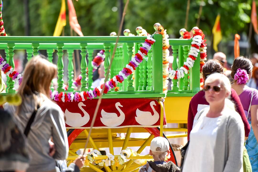 Krišnaitai mini Visatos valdovo vežimo šventę