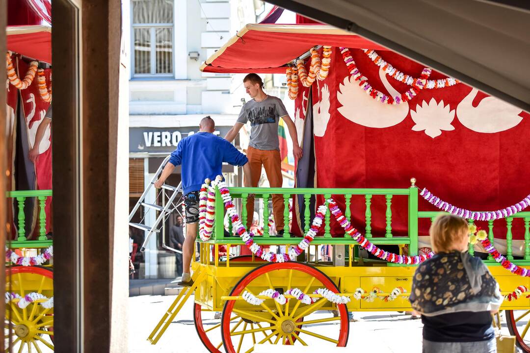 Krišnaitai mini Visatos valdovo vežimo šventę