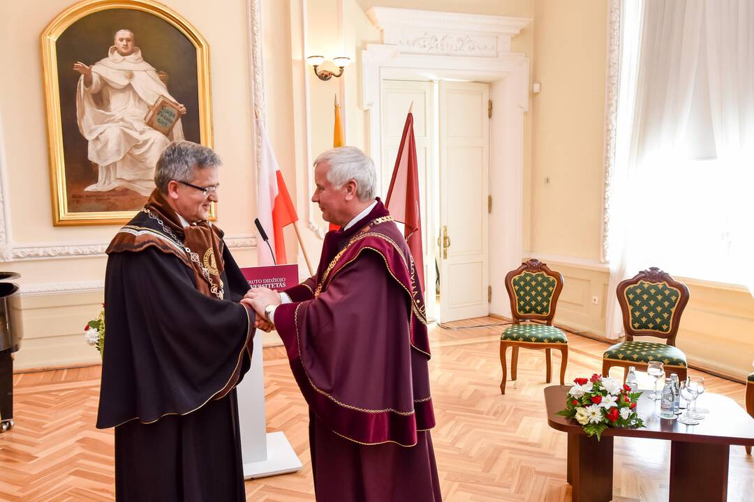B. Komorowskiui suteiktas VDU Garbės daktaro vardas