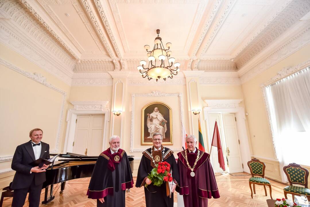 B. Komorowskiui suteiktas VDU Garbės daktaro vardas
