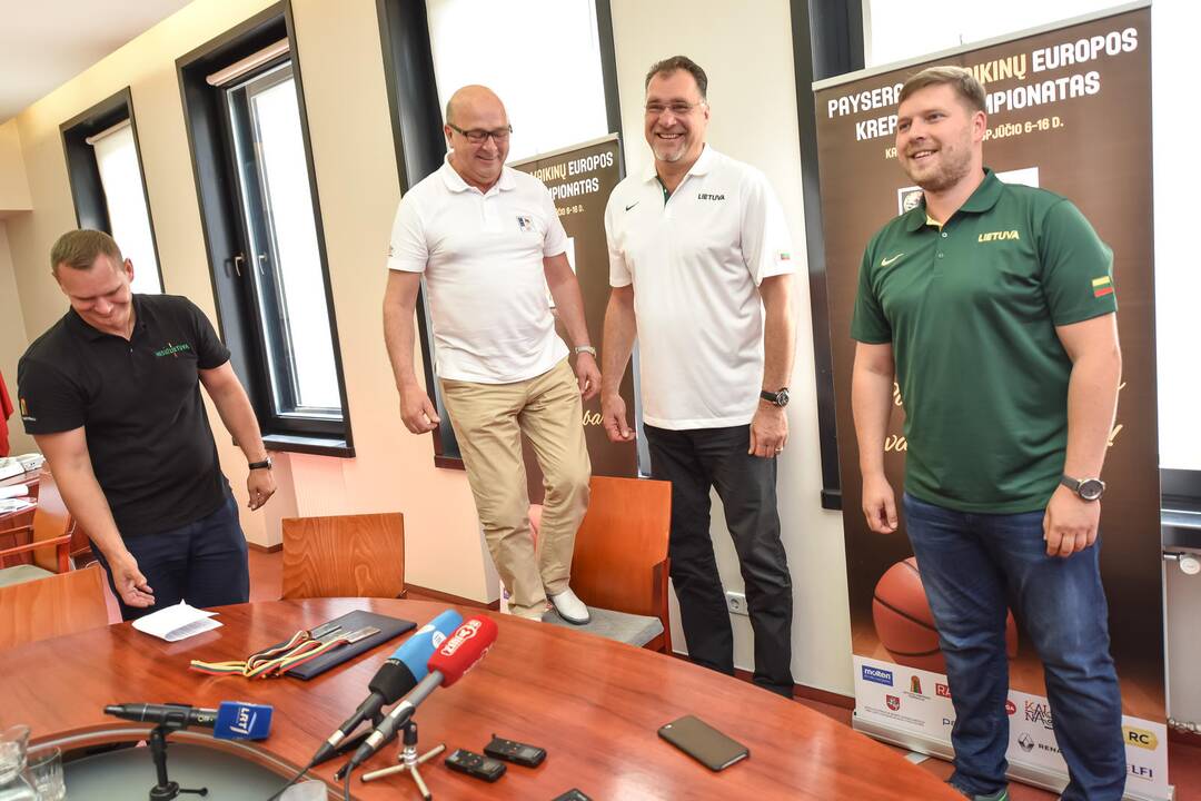 Fotografuodamasis greta A.Sabonio Kauno meras V.Matijošaitis palypėjo ant kėdės.
