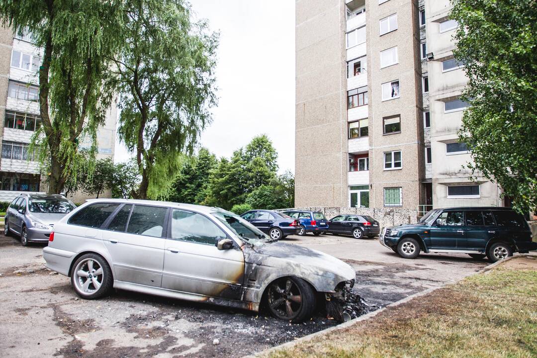S. Žukausko gatvėje degė 3 automobiliai