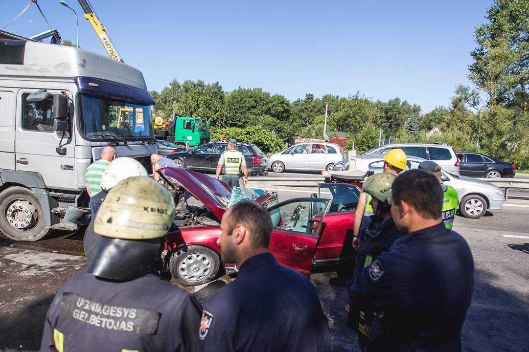 Ramučiuose per "Audi" ir vilkiko avariją sužeisti du žmonės