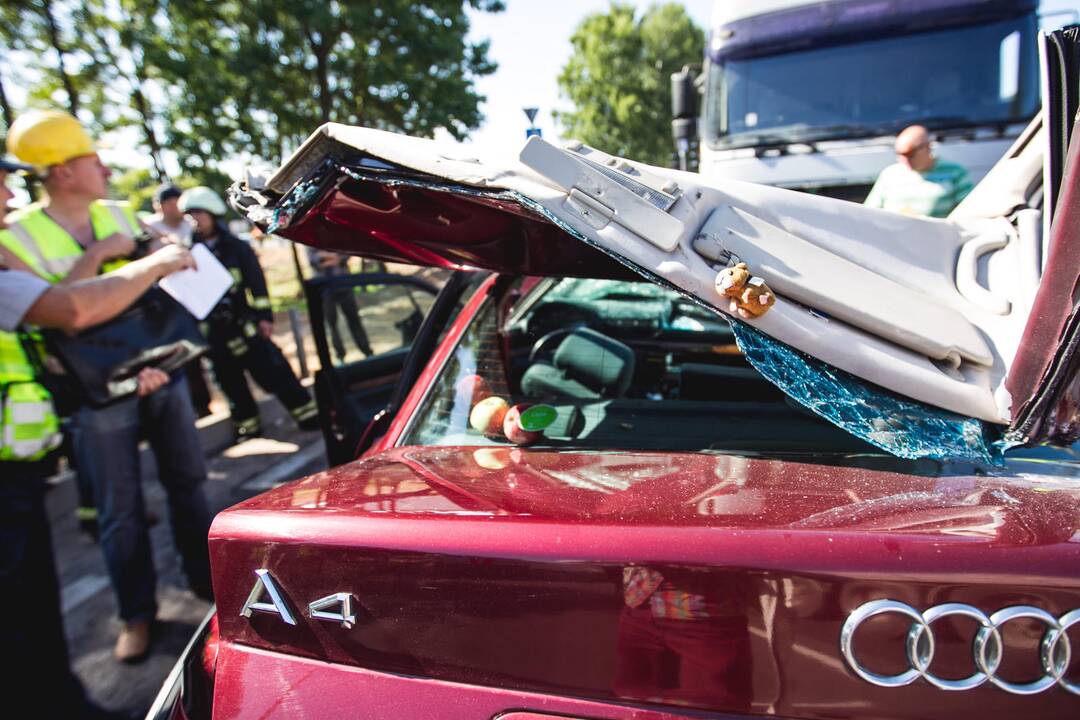 Ramučiuose per "Audi" ir vilkiko avariją sužeisti du žmonės