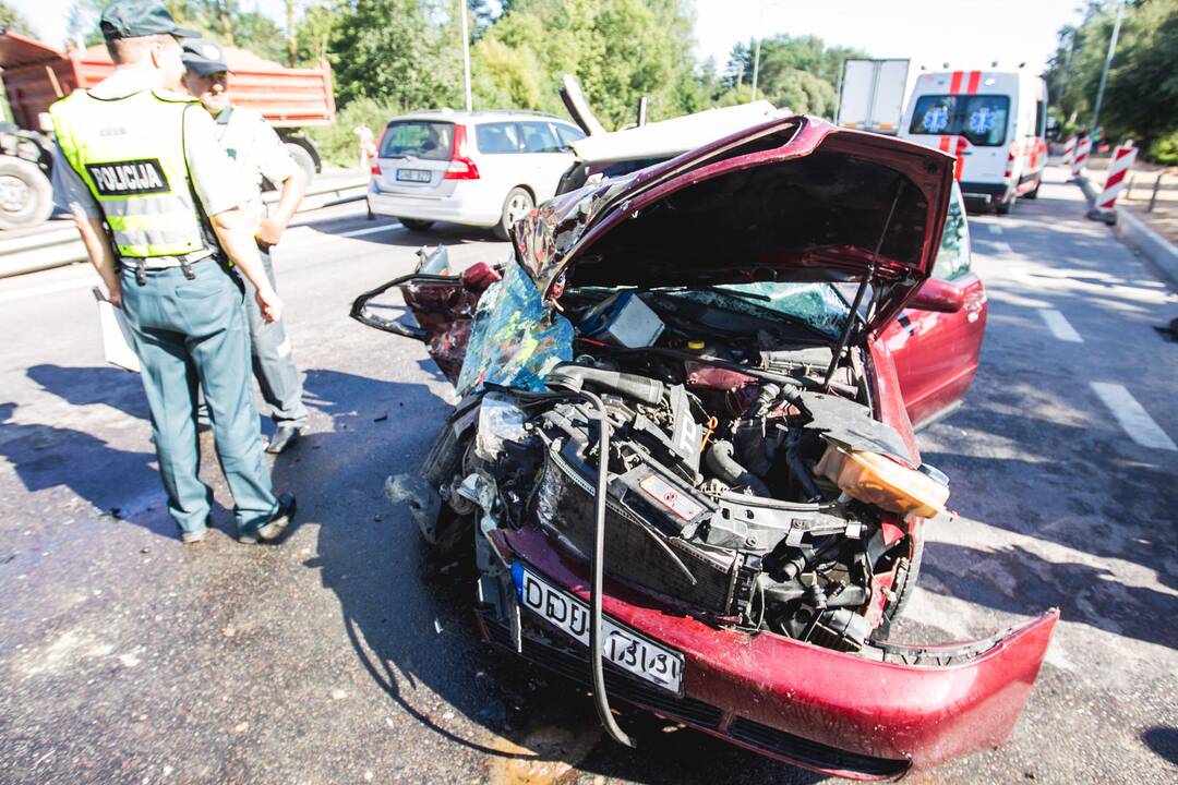 Ramučiuose per "Audi" ir vilkiko avariją sužeisti du žmonės