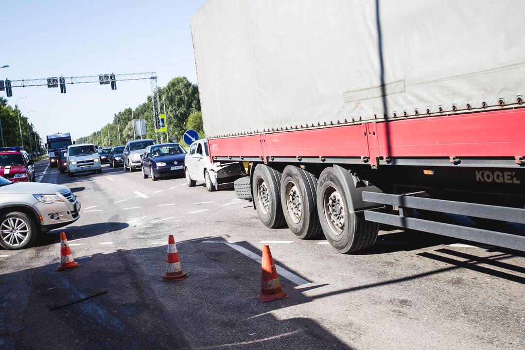 Ramučiuose per "Audi" ir vilkiko avariją sužeisti du žmonės