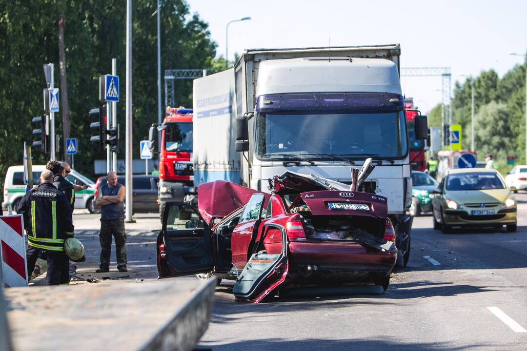 Ramučiuose per "Audi" ir vilkiko avariją sužeisti du žmonės