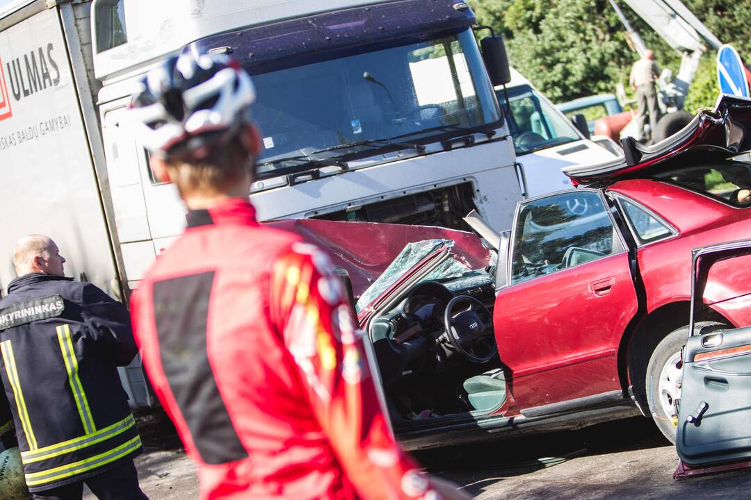 Ramučiuose per "Audi" ir vilkiko avariją sužeisti du žmonės