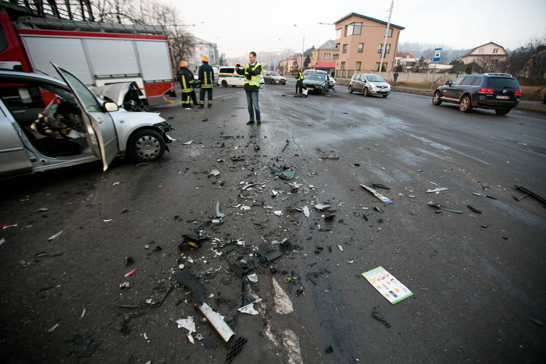 Kaune antradienio rytą susidūrė du automobiliai