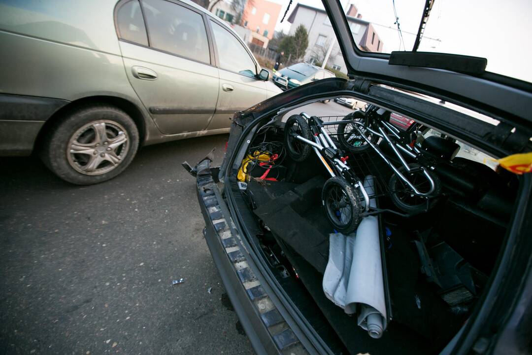 Kaune antradienio rytą susidūrė du automobiliai