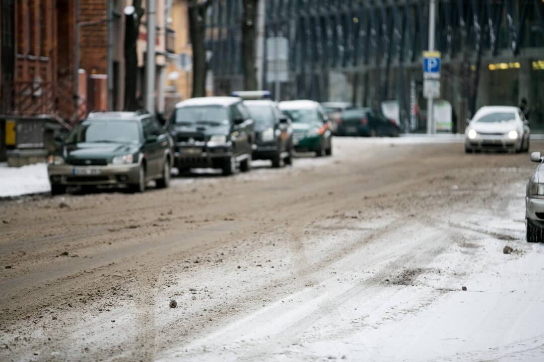 Sniegas Kauno keliuose