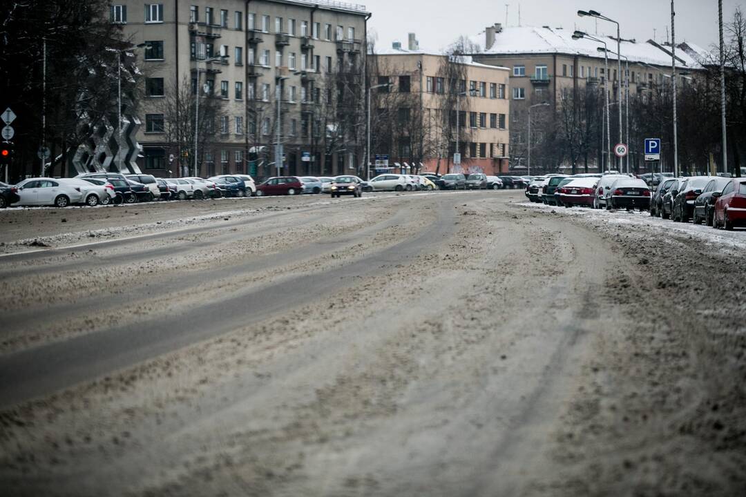 Sniegas Kauno keliuose