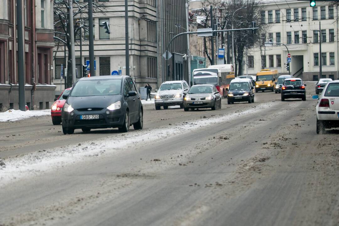 Sniegas Kauno keliuose