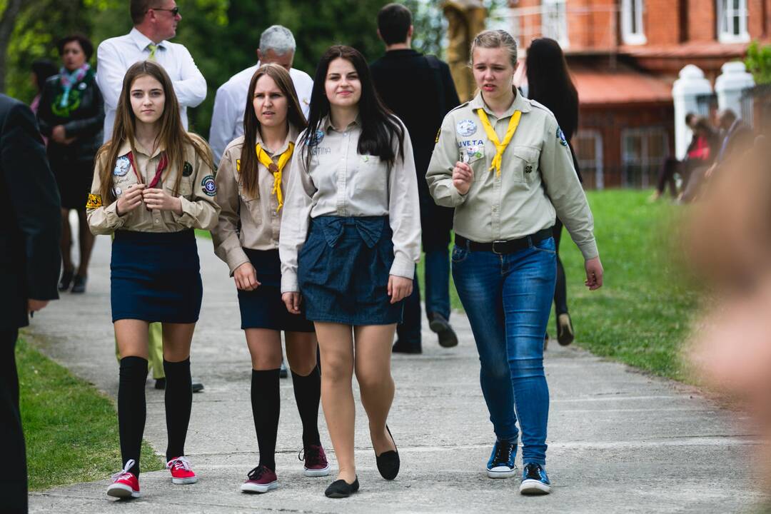 Vilkijoje atidengtas memorialinis akmuo su Valdo Adamkaus bareljefu
