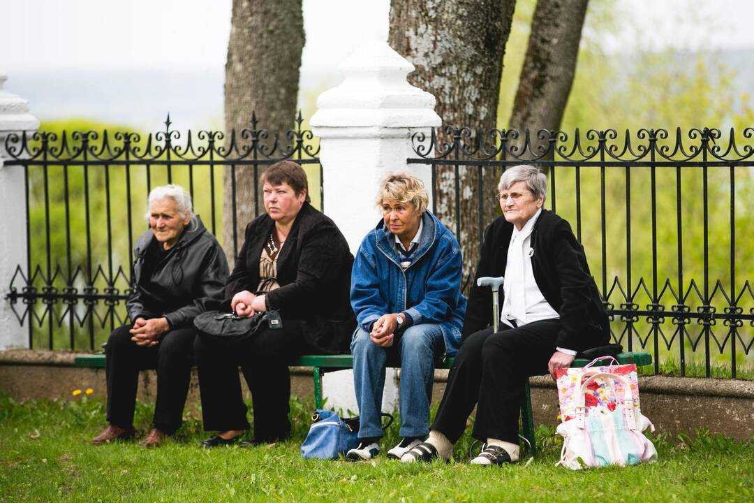 Vilkijoje atidengtas memorialinis akmuo su Valdo Adamkaus bareljefu