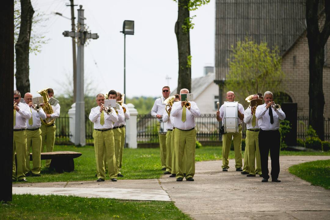 Vilkijoje atidengtas memorialinis akmuo su Valdo Adamkaus bareljefu