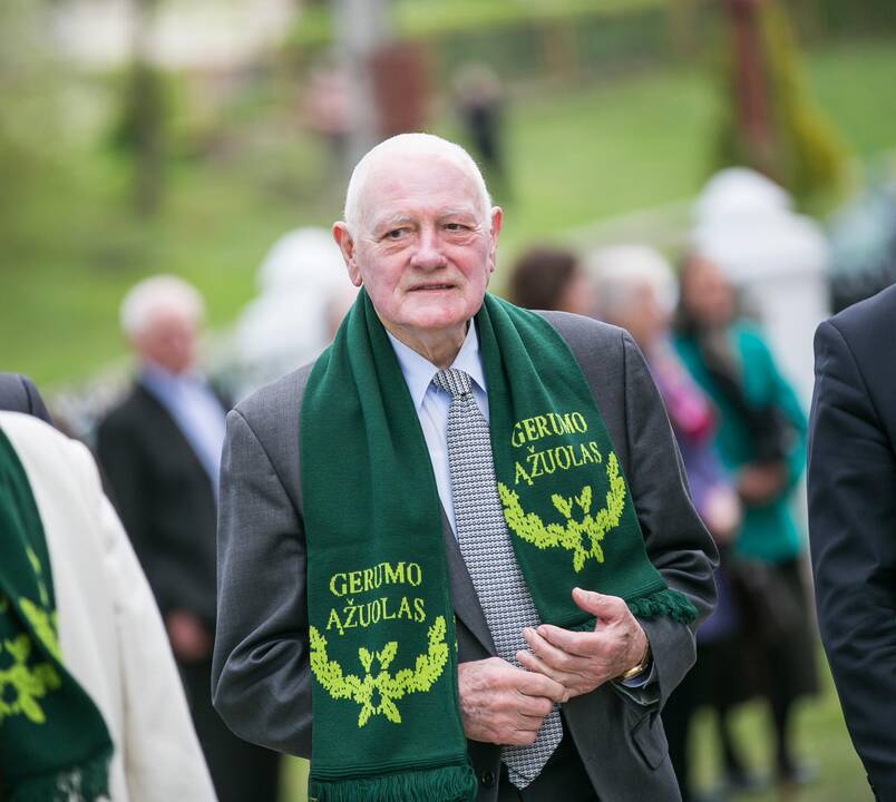 Vilkijoje atidengtas memorialinis akmuo su Valdo Adamkaus bareljefu