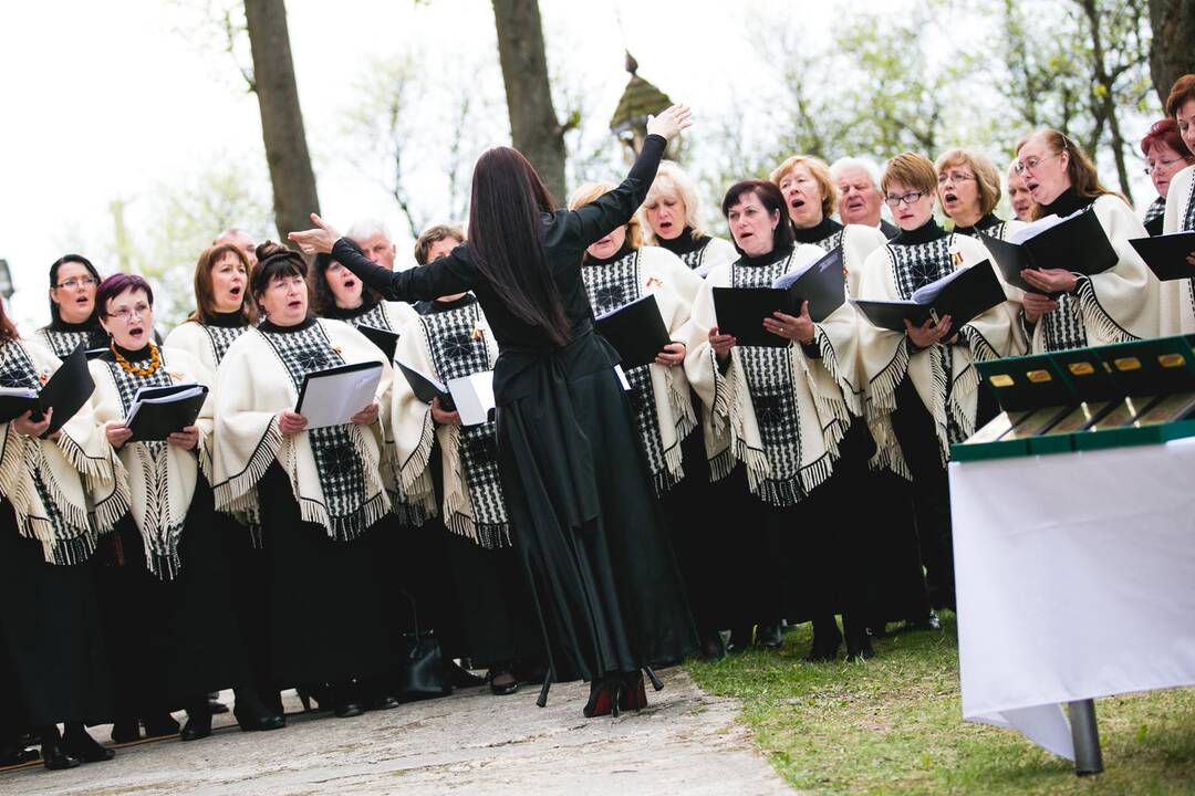 Vilkijoje atidengtas memorialinis akmuo su Valdo Adamkaus bareljefu