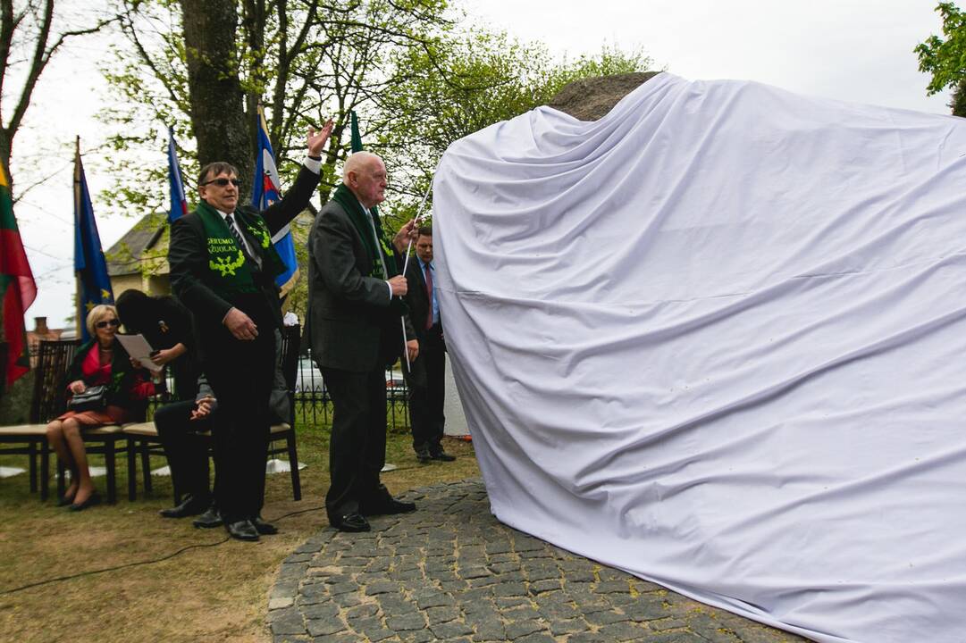Vilkijoje atidengtas memorialinis akmuo su Valdo Adamkaus bareljefu