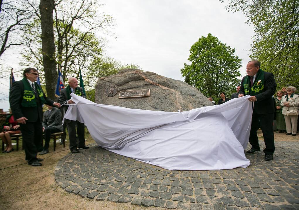 Vilkijoje atidengtas memorialinis akmuo su Valdo Adamkaus bareljefu