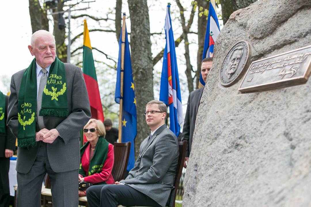 Vilkijoje atidengtas memorialinis akmuo su Valdo Adamkaus bareljefu