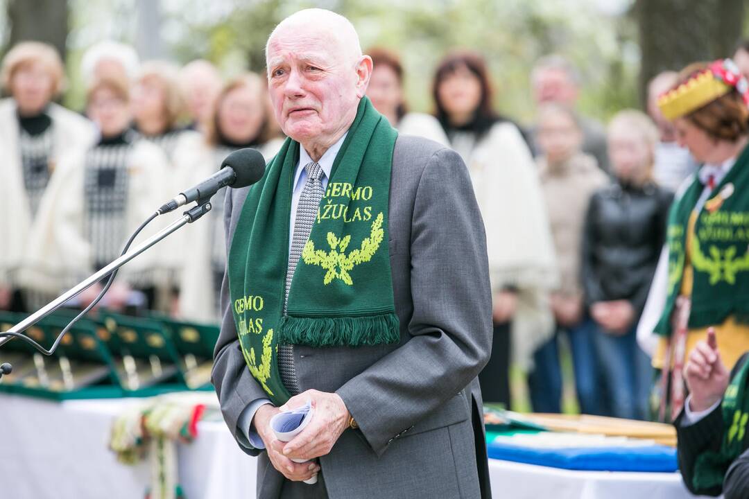 Vilkijoje atidengtas memorialinis akmuo su Valdo Adamkaus bareljefu