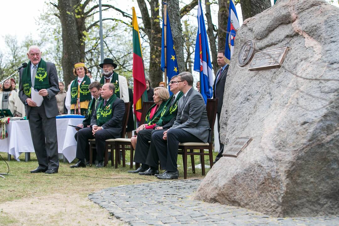 Vilkijoje atidengtas memorialinis akmuo su Valdo Adamkaus bareljefu