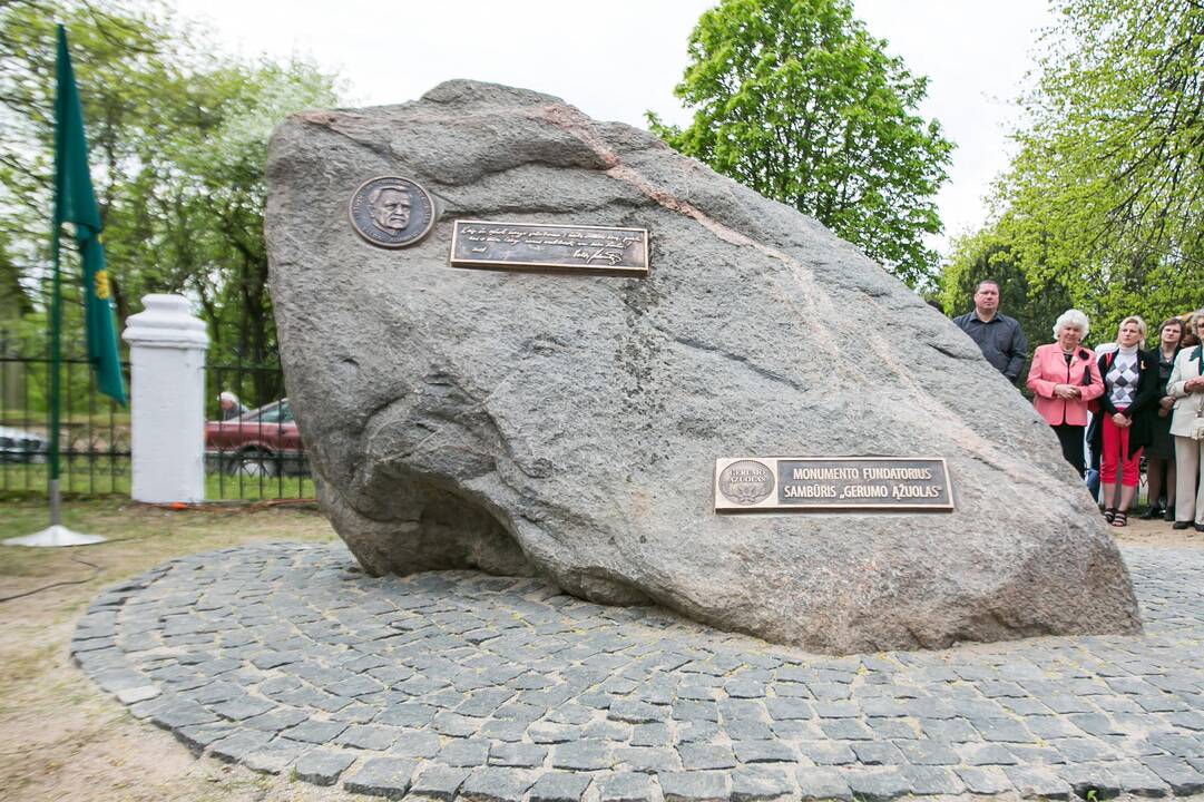 Vilkijoje atidengtas memorialinis akmuo su Valdo Adamkaus bareljefu