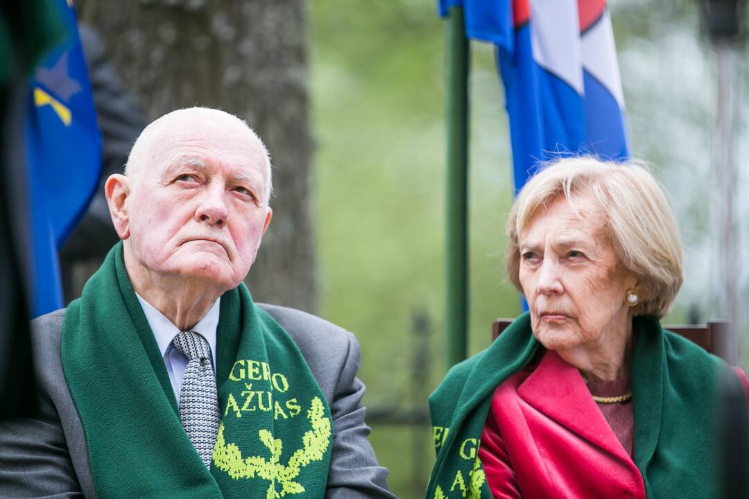 Vilkijoje atidengtas memorialinis akmuo su Valdo Adamkaus bareljefu