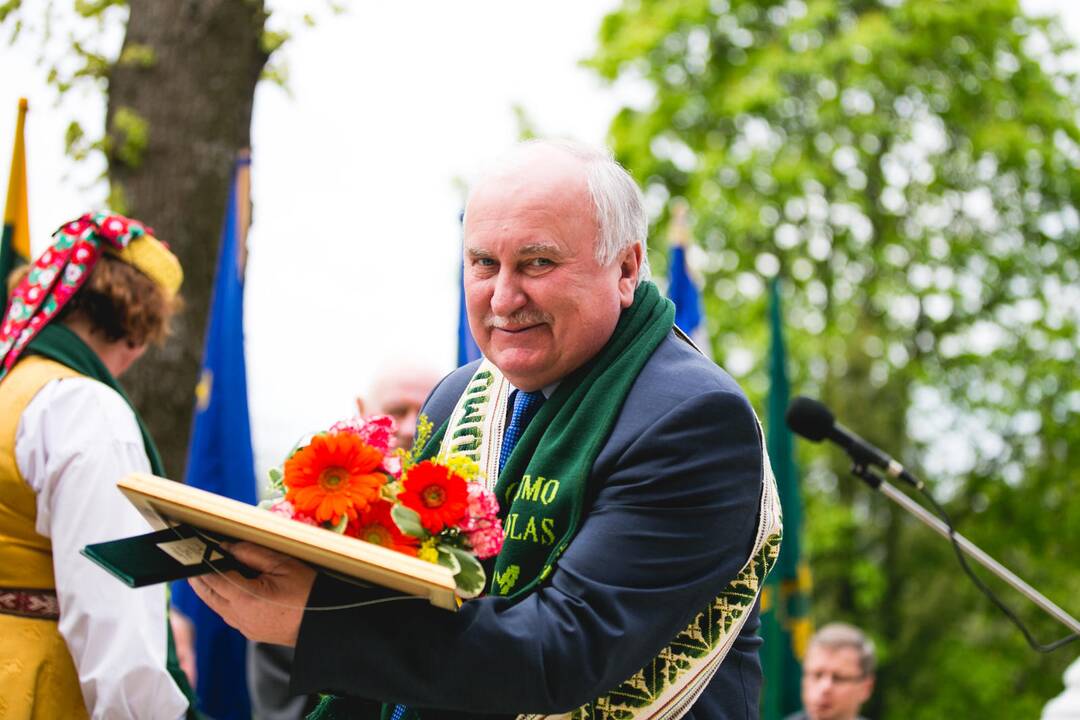Vilkijoje atidengtas memorialinis akmuo su Valdo Adamkaus bareljefu