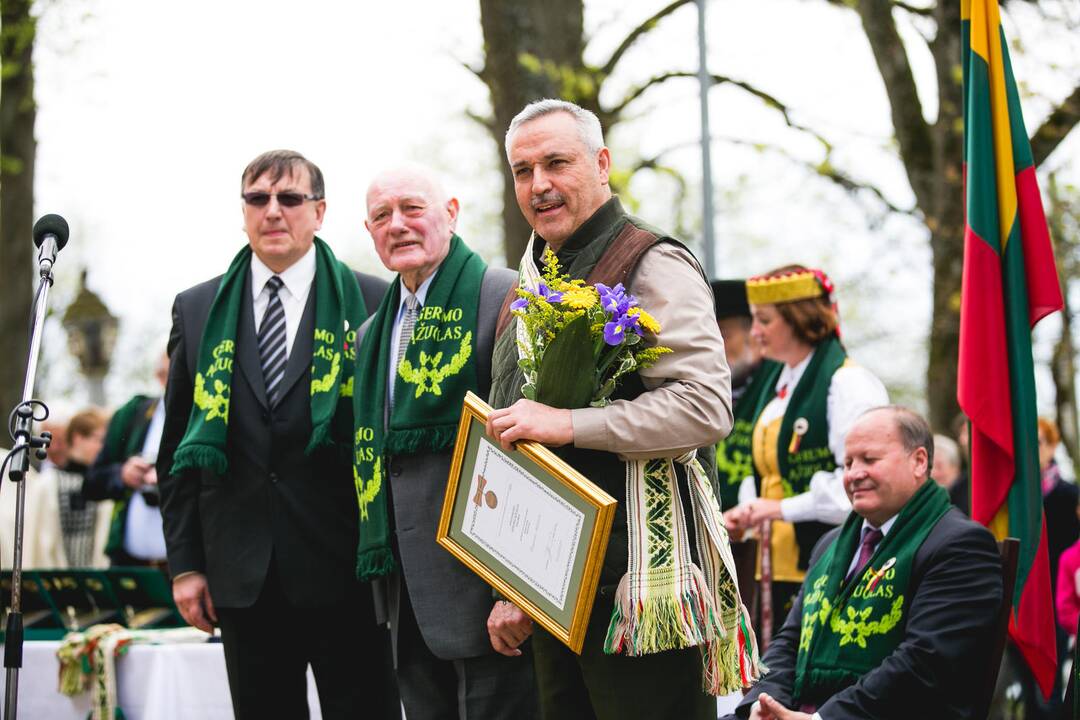 Vilkijoje atidengtas memorialinis akmuo su Valdo Adamkaus bareljefu