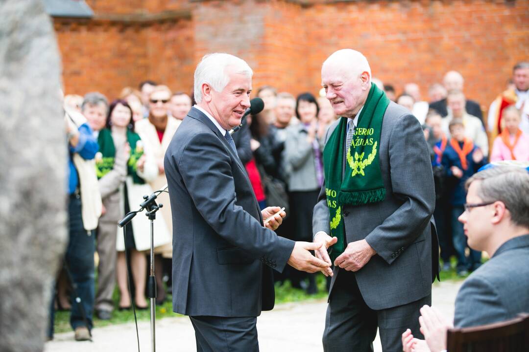 Vilkijoje atidengtas memorialinis akmuo su Valdo Adamkaus bareljefu