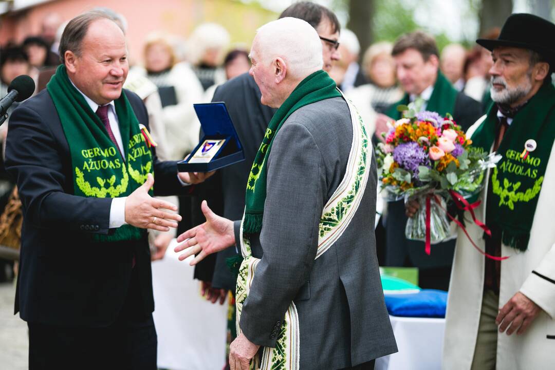 Vilkijoje atidengtas memorialinis akmuo su Valdo Adamkaus bareljefu