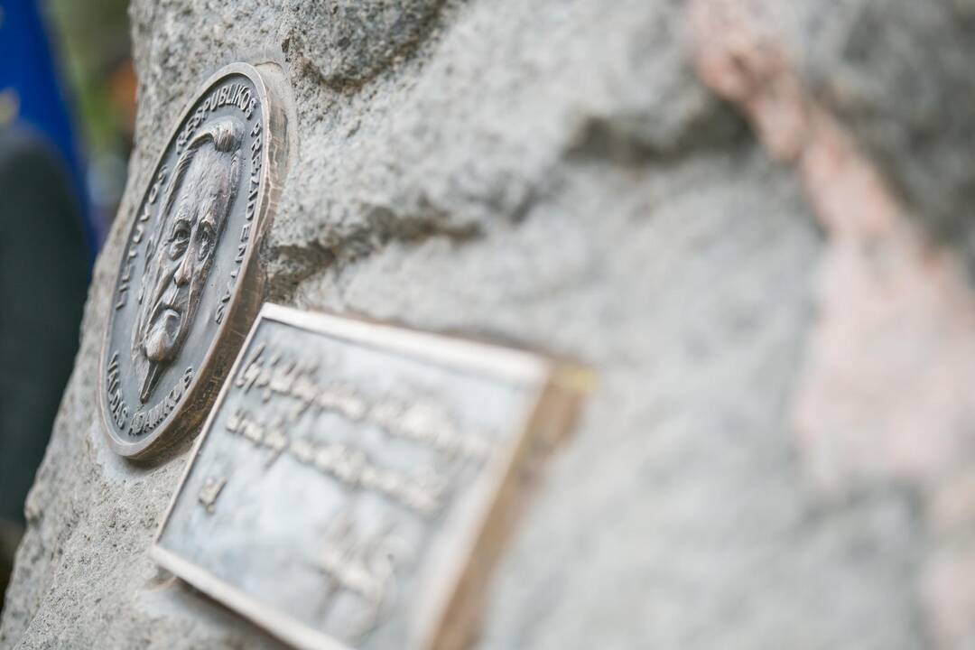 Vilkijoje atidengtas memorialinis akmuo su Valdo Adamkaus bareljefu