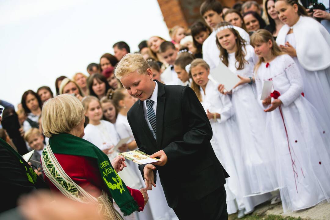 Vilkijoje atidengtas memorialinis akmuo su Valdo Adamkaus bareljefu