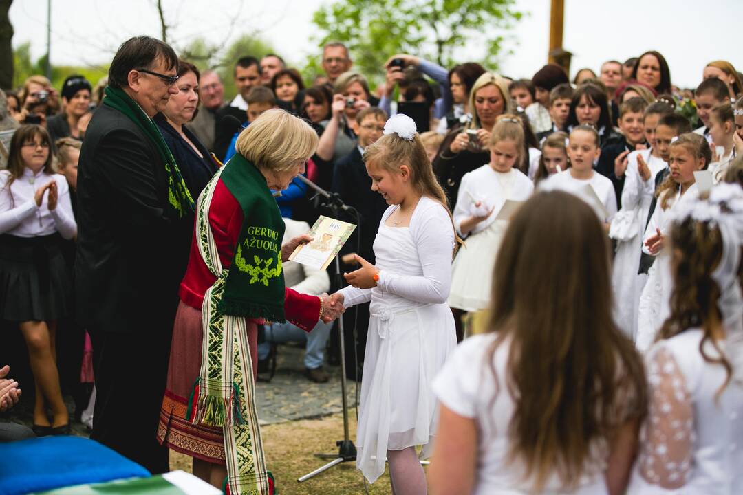 Vilkijoje atidengtas memorialinis akmuo su Valdo Adamkaus bareljefu