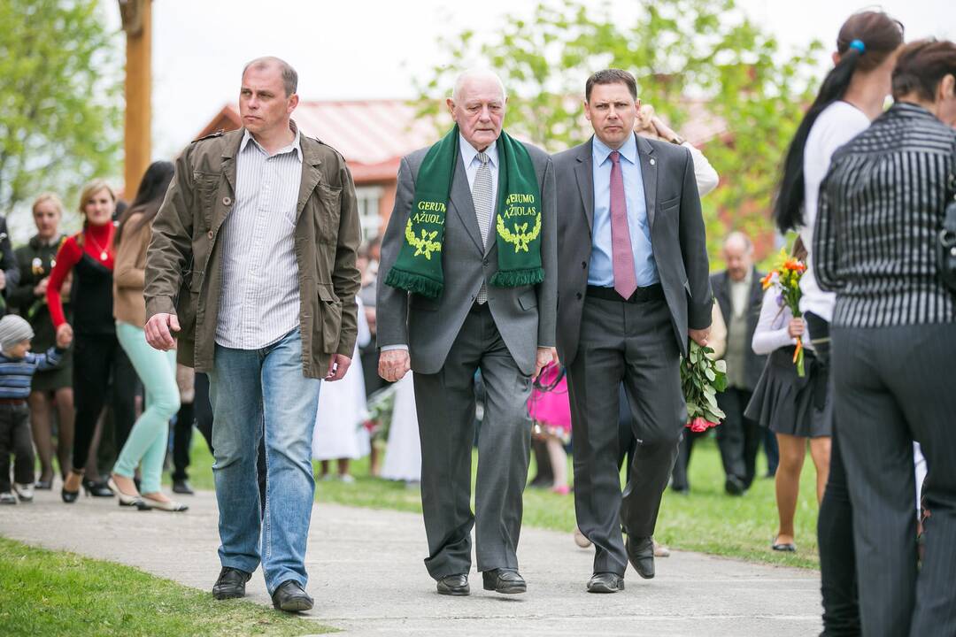 Vilkijoje atidengtas memorialinis akmuo su Valdo Adamkaus bareljefu