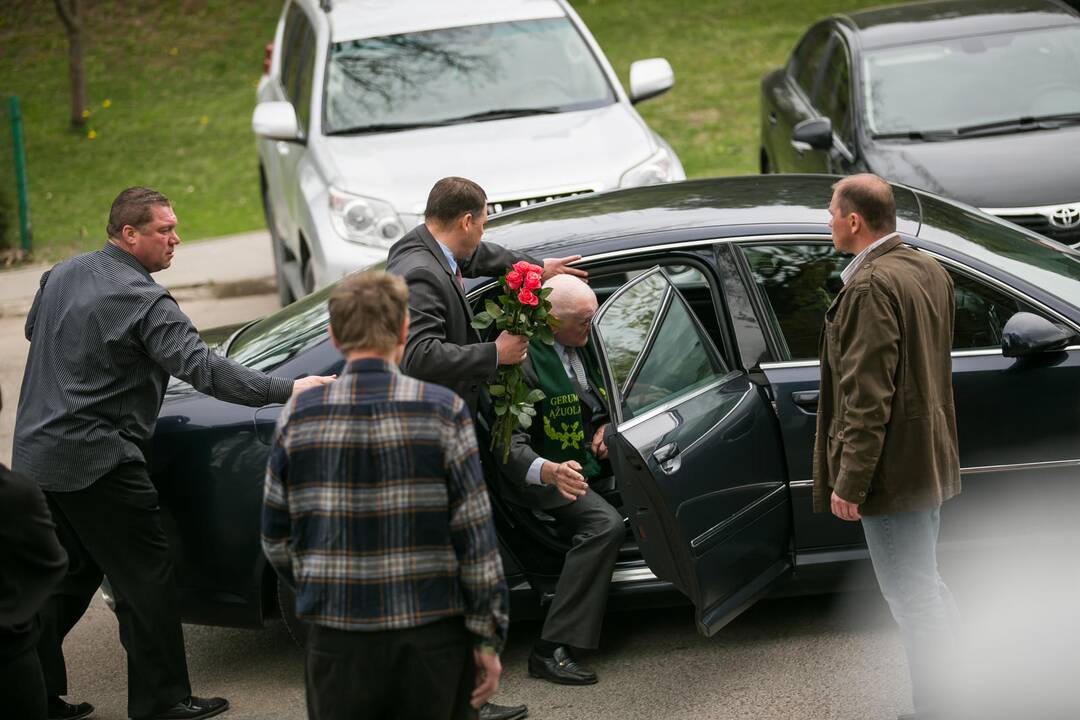 Vilkijoje atidengtas memorialinis akmuo su Valdo Adamkaus bareljefu