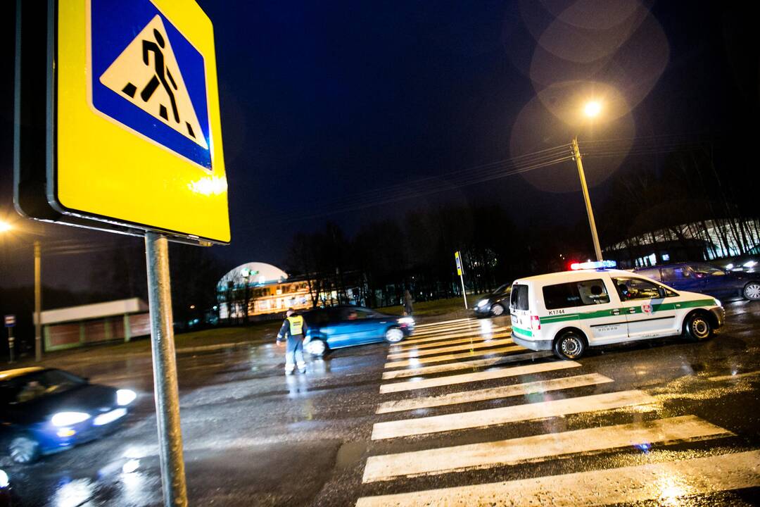 80-mečio vairuojamas mersedesas partrenkė du pėsčiuosius