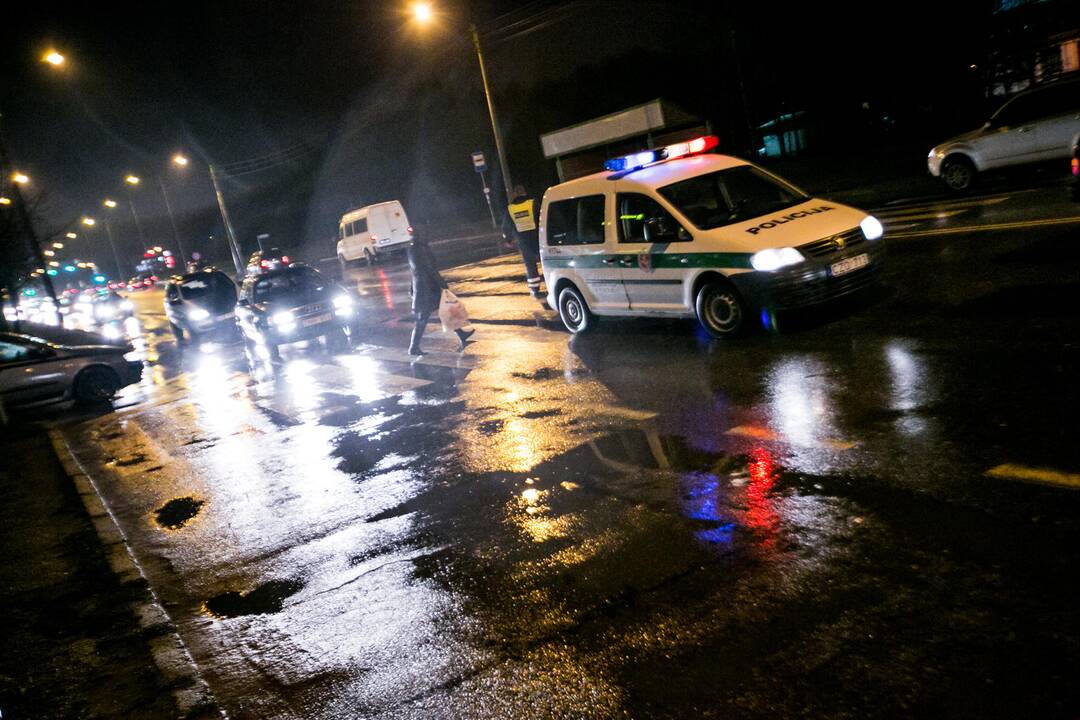80-mečio vairuojamas mersedesas partrenkė du pėsčiuosius