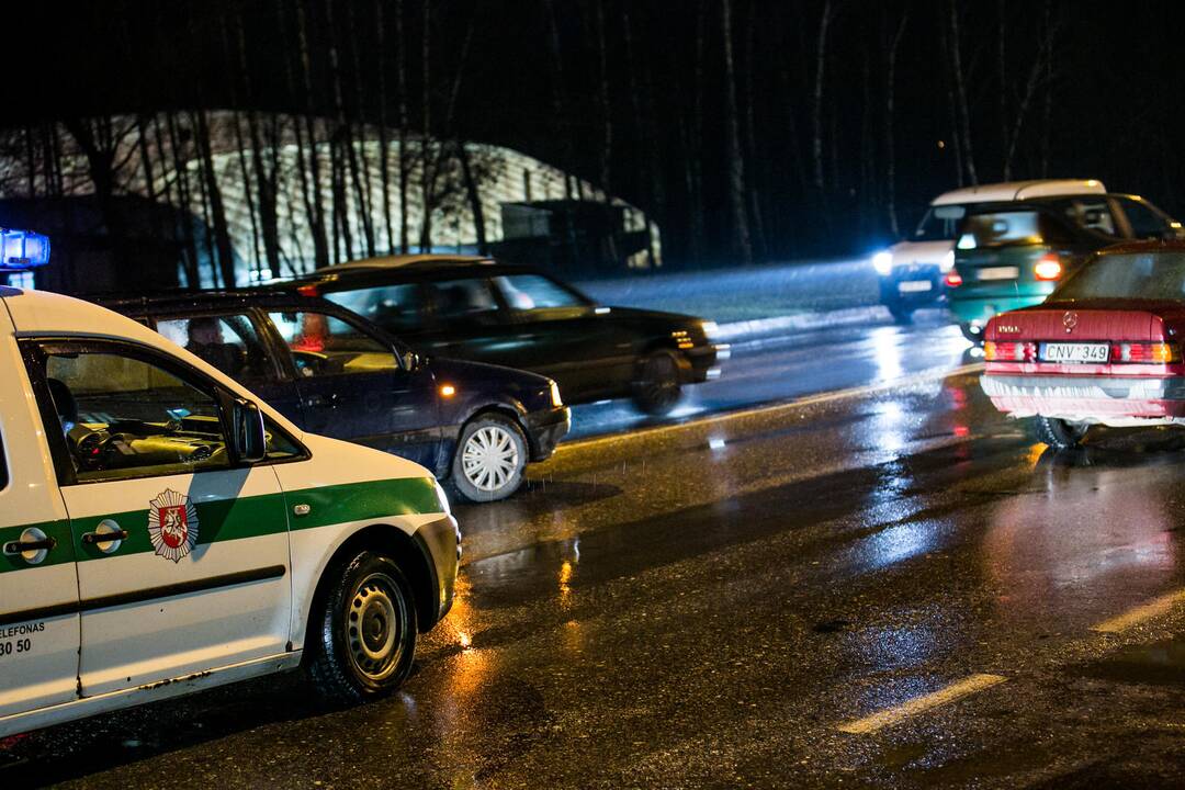 80-mečio vairuojamas mersedesas partrenkė du pėsčiuosius