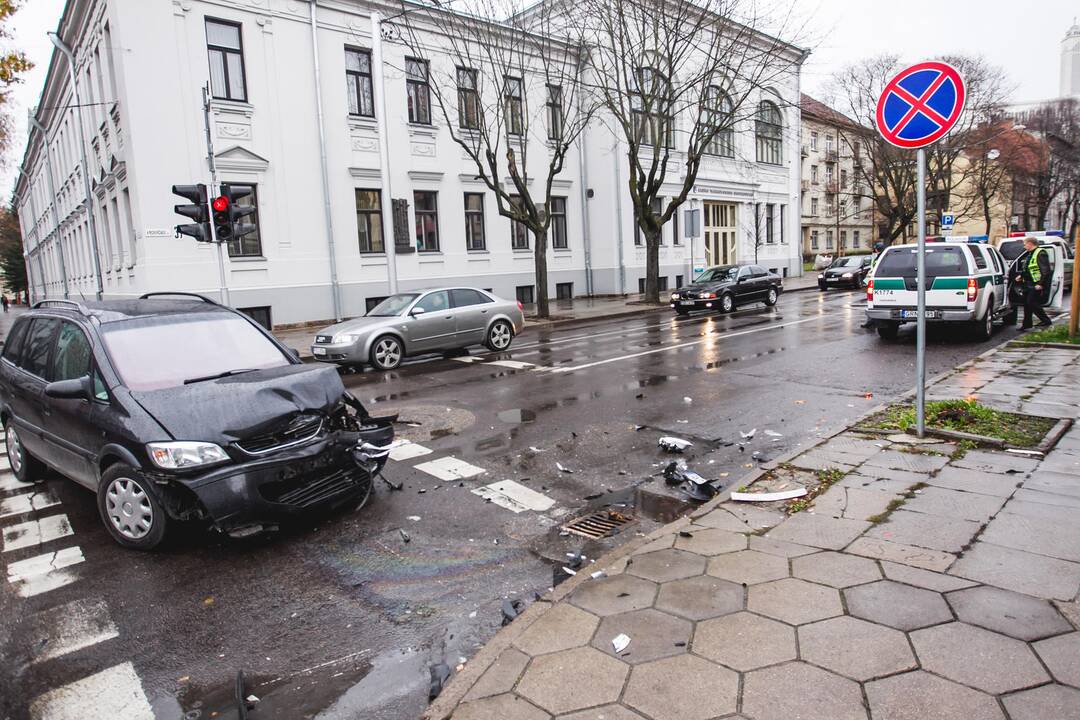 Avarija Kauno centre: ant šaligatvio užlėkęs automobilis partrenkė pėsčiąją