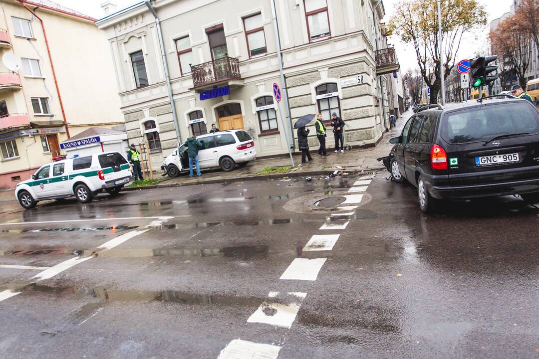 Avarija Kauno centre: ant šaligatvio užlėkęs automobilis partrenkė pėsčiąją