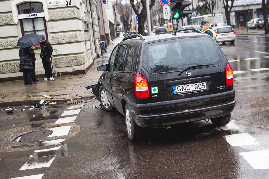 Avarija Kauno centre: ant šaligatvio užlėkęs automobilis partrenkė pėsčiąją