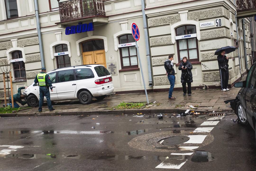 Avarija Kauno centre: ant šaligatvio užlėkęs automobilis partrenkė pėsčiąją