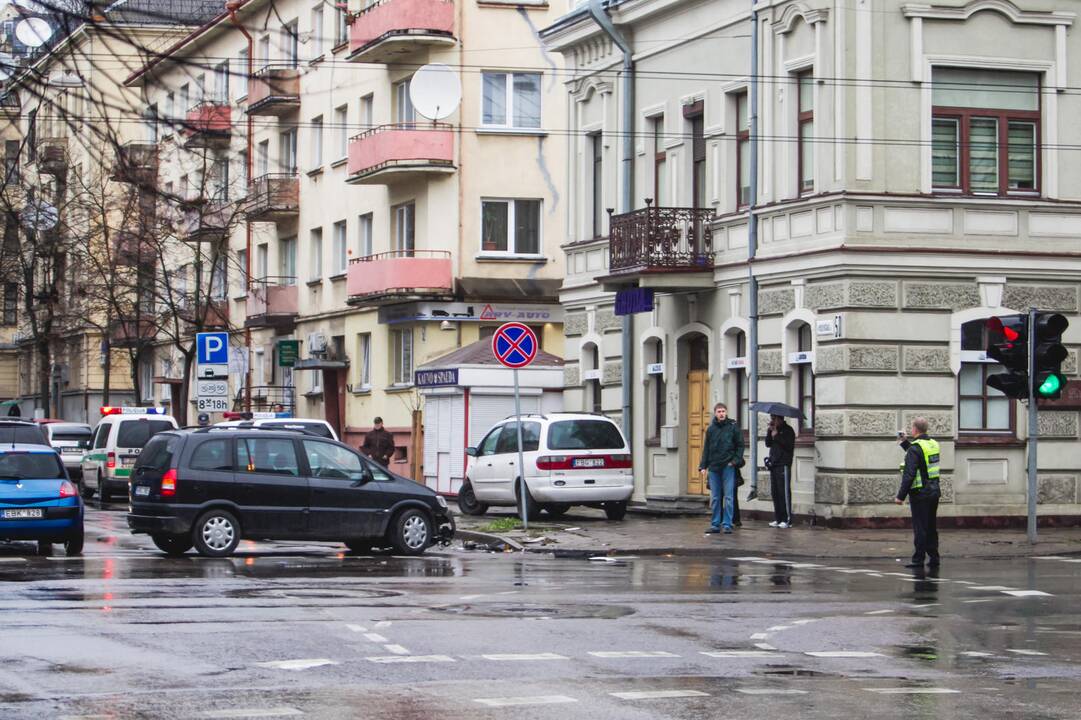 Avarija Kauno centre: ant šaligatvio užlėkęs automobilis partrenkė pėsčiąją