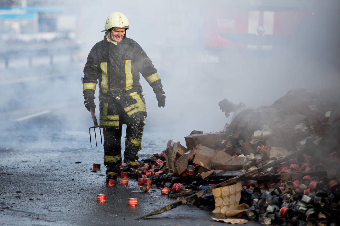 Šalia Kauno sudegė vilkikas
