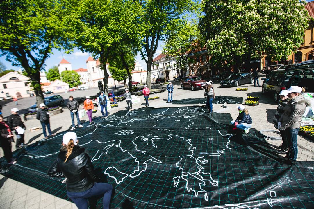 Rotušės aikštėje iš gėlių dėliojamas Europos žemėlapis
