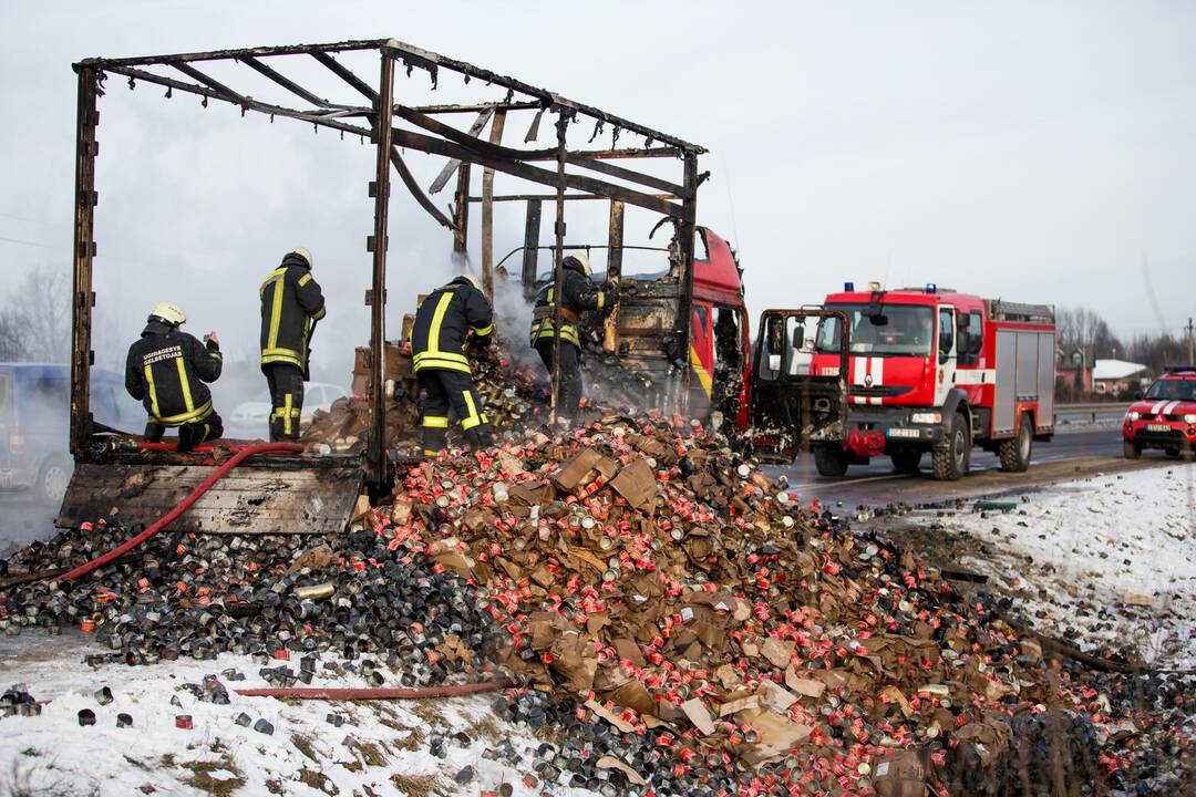 Šalia Kauno sudegė vilkikas