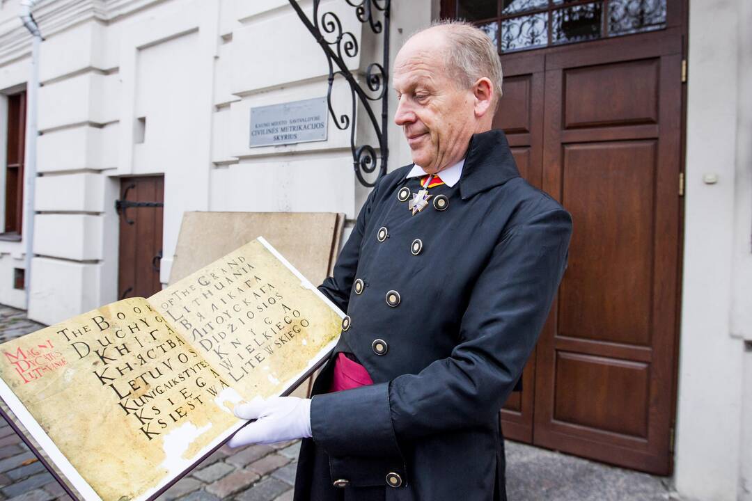 LDK piliečio paso eskizas iškilmingas išlydėtas iš Kauno į Vilnių